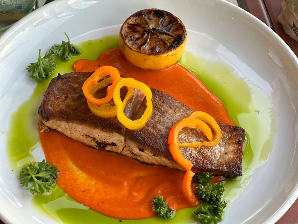 דג סלמון בגריל עם רוטב עשבי תיבול ולימון