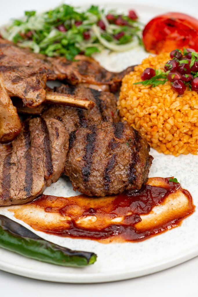 קציצות בקר עם חצילים ברוטב עגבניות פיקנטי