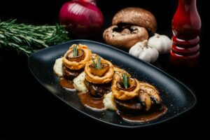 קציצות בקר עם חצילים ופטריות ברוטב יין אדום