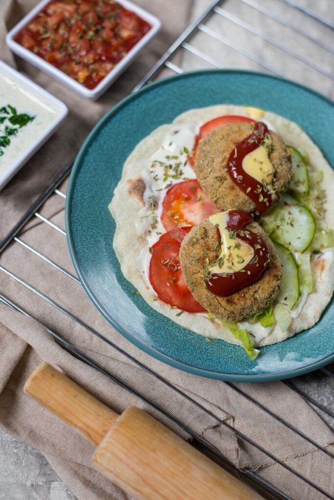 קציצות דג ברוטב עגבניות וטחינה