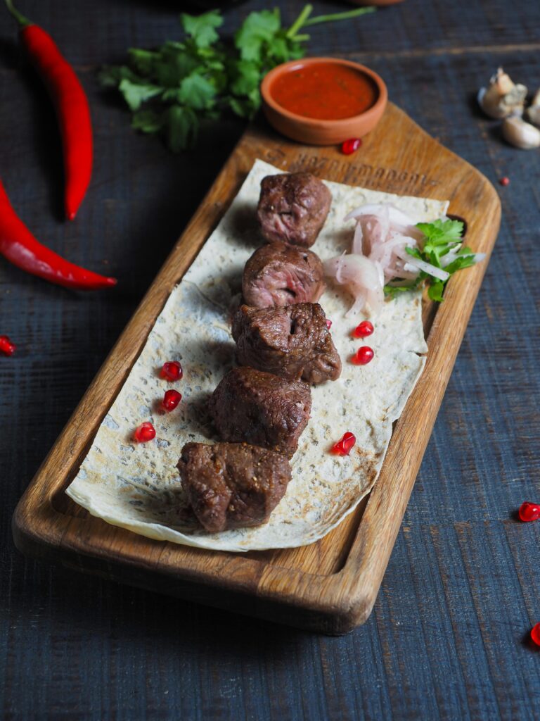 קבב בקר עם טחינה ורוטב רימונים