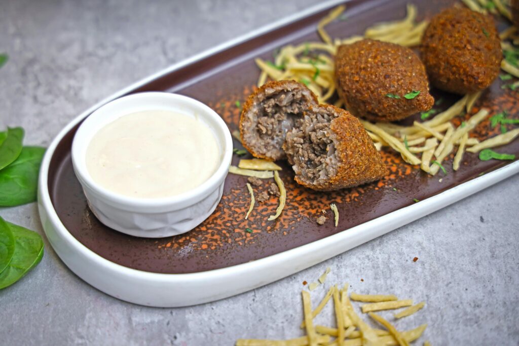 קציצות בקר עם עשבי תיבול ים תיכוניים וטחינה