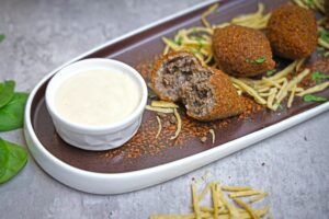 קציצות בקר עם עשבי תיבול ים תיכוניים וטחינה