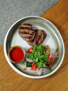 קציצות עוף ברוטב רימונים ושום