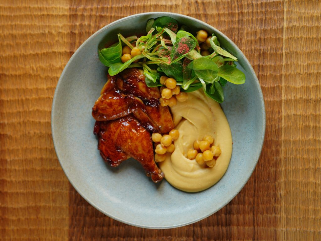 קציצות עוף עם תמרים וגרגירי חומוס