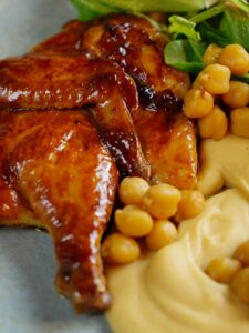 קציצות עוף עם חומוס ופיסטוקים