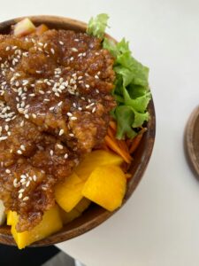 קציצות עוף ברוטב חמוץ מתוק עם מנגו ושומשום