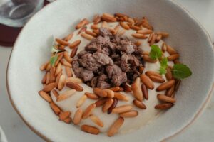 קבב בקר עם טחינת גזר וצנוברים