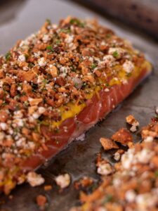 דג סלמון עם עשבי תיבול וציפוי אגוזים