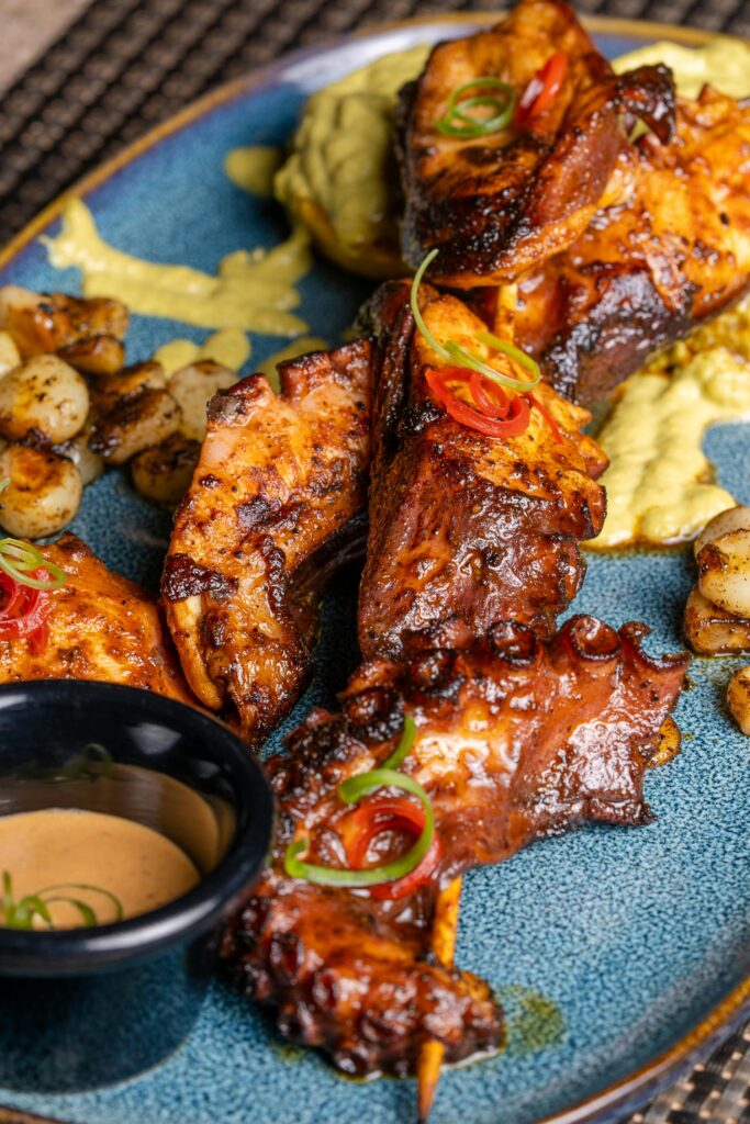 עוף צלוי בדבש וחרדל עם עשבי תיבול טריים