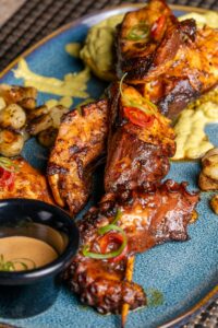 נתחי עוף בגריל עם רוטב מנגו וחרדל