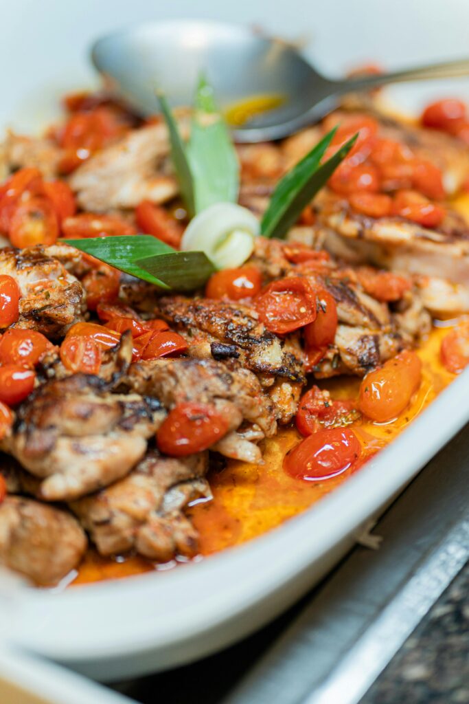 קציצות עוף עם חצילים קלויים ברוטב עגבניות