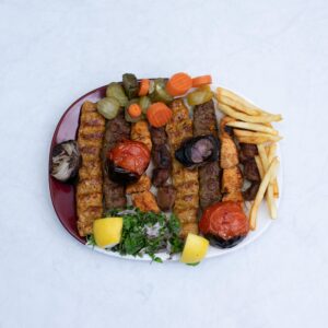 קבב בקר עם חציל קלוי וסלט עשבים