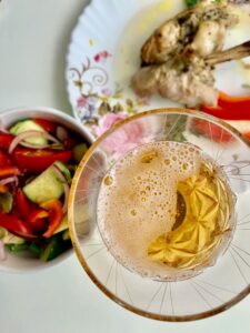 עוף בבירה ודבש עם ירקות שורש