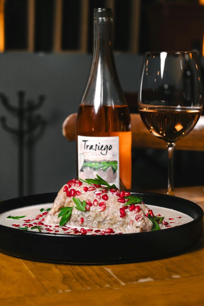 דג סלמון ברוטב יין אדום וגרגירי רימון