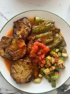 קציצות בקר פיקנטיות עם חצילים קלויים