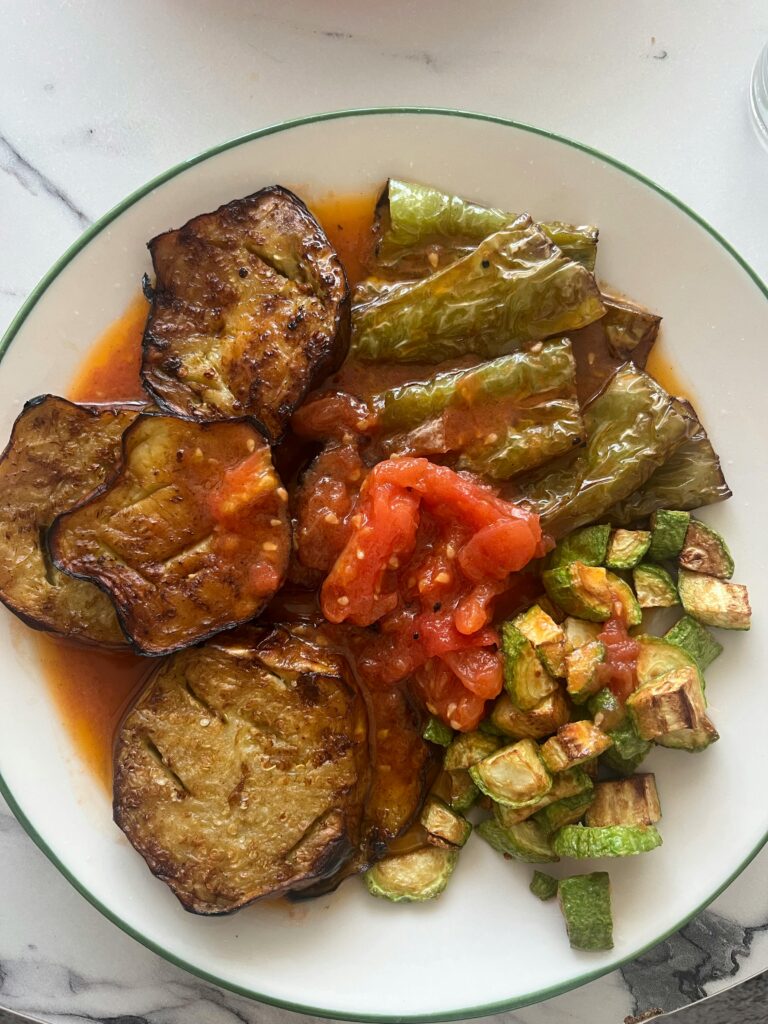 קציצות בקר פיקנטיות עם חצילים קלויים