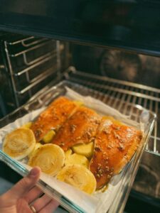 דג סלמון בתנור עם עשבי תיבול ודבש