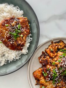 עוף בזיגוג דבש וסויה על מצע ירקות