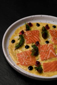 דג סלמון עם רימונים וטחינה