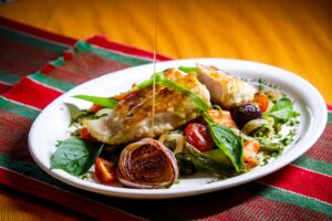 עוף צלוי בסגנון ים תיכוני עם לימון וזיתים