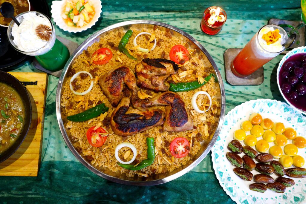 עוף עם פירות יבשים ותבלינים מרוקאים