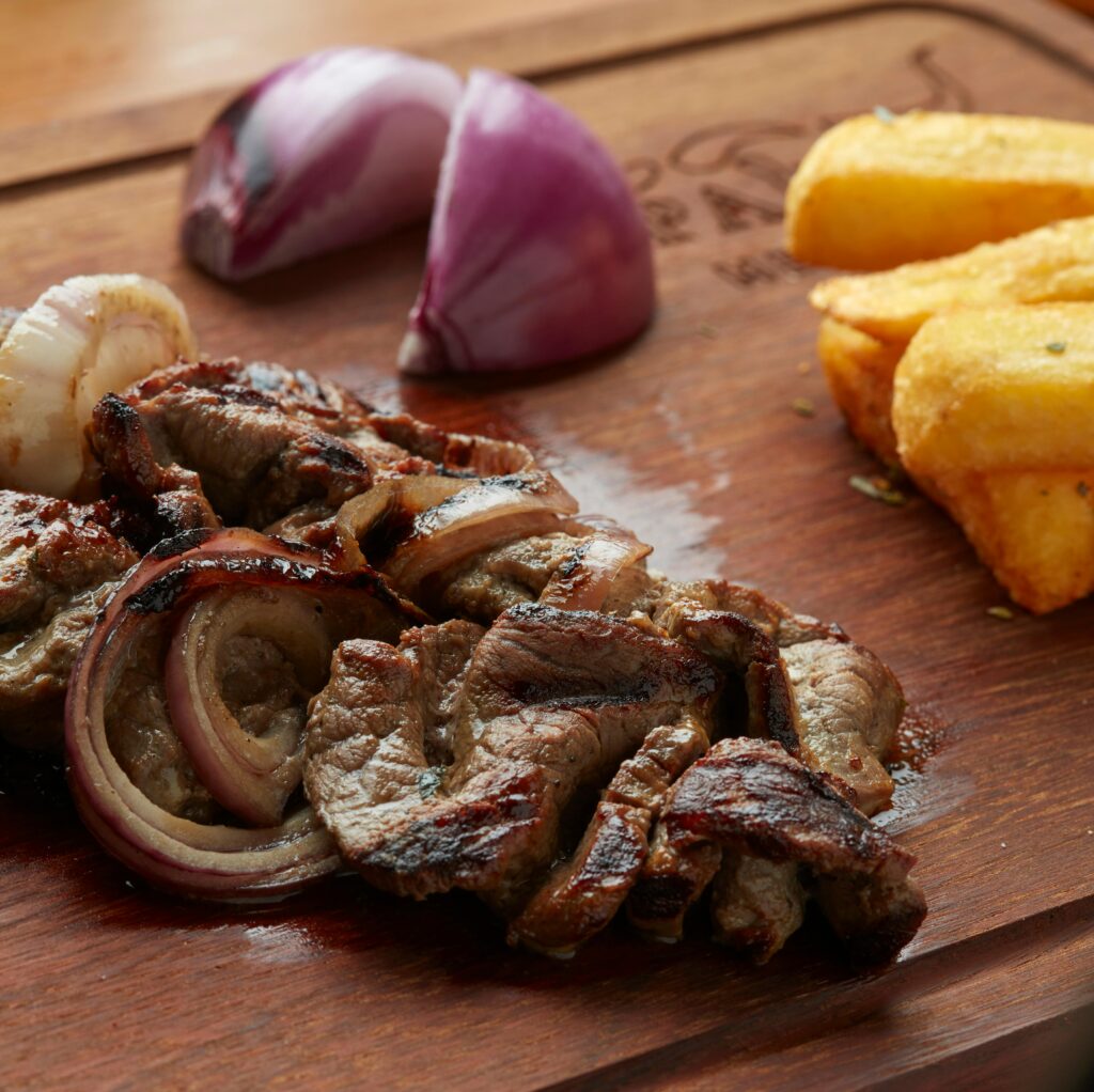 סטייק בקר בבירה ובצל מקורמל