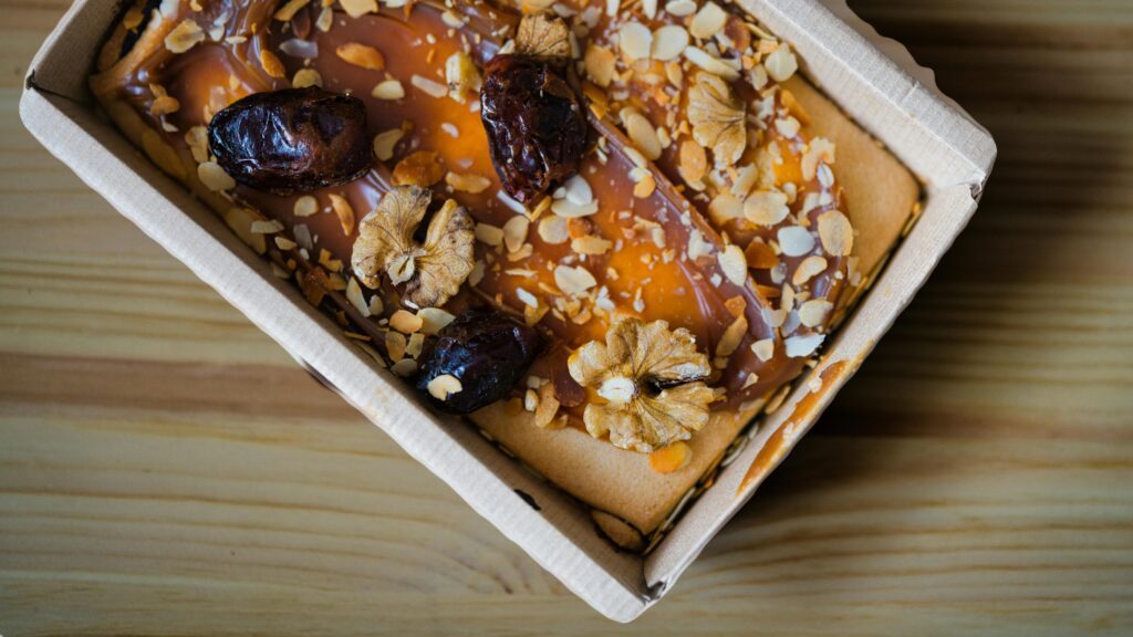 עוף בתנור עם תמרים וצנוברים