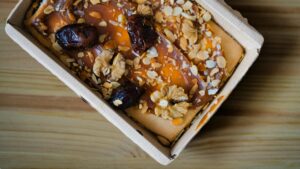 עוף בתנור עם תמרים וצנוברים