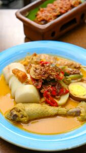 עוף בחלב קוקוס וצ'ילי