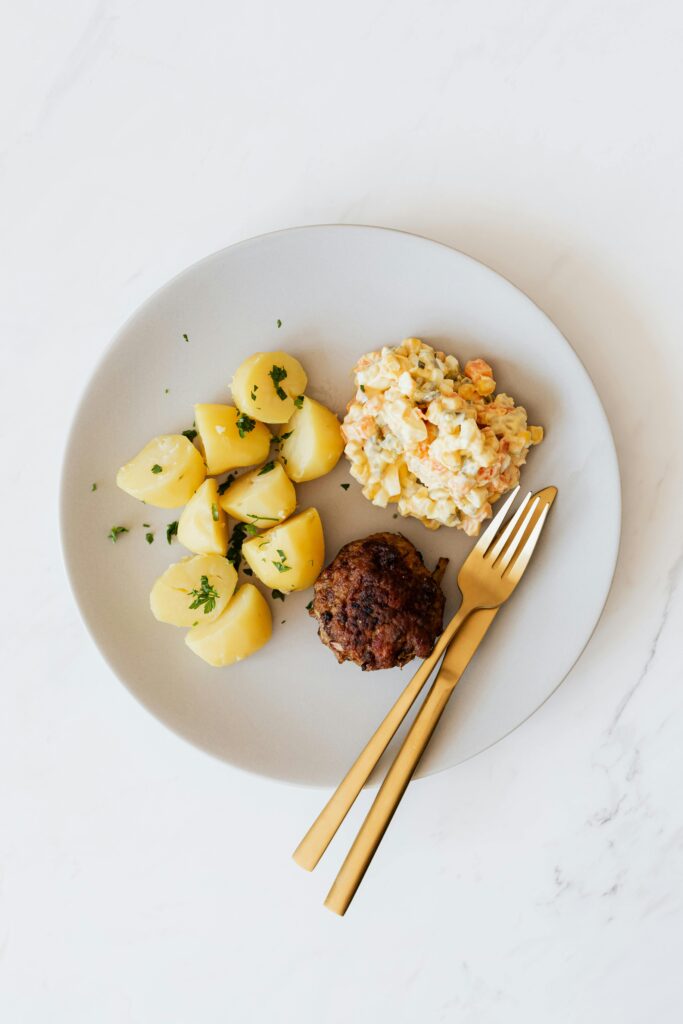קציצות בקר עם ירקות שורש ברוטב חמוץ מתוק