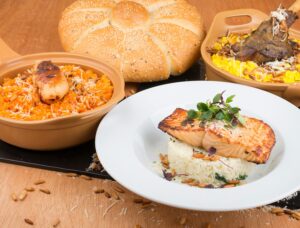 דג סלמון במעטפת עלי גפן וצנוברים