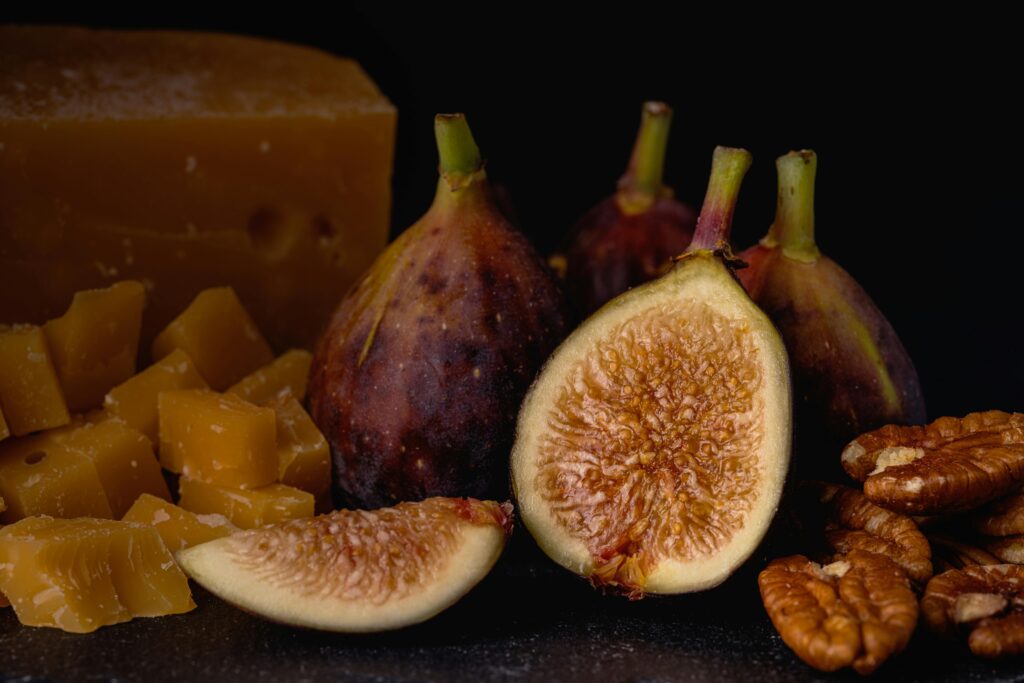 חזה עוף בציפוי אגוזי מלך ופירורי לחם עם רוטב תאנים