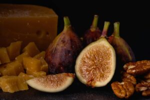 חזה עוף בציפוי אגוזי מלך ופירורי לחם עם רוטב תאנים