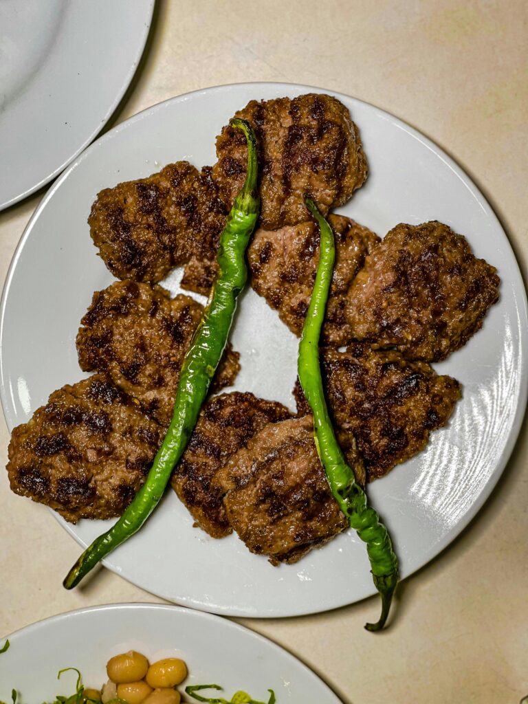 קציצות בקר עם טחינה וירקות ירוקים