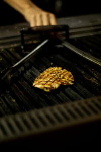 חזה עוף במרינדת לימון ושום צלוי על הגריל