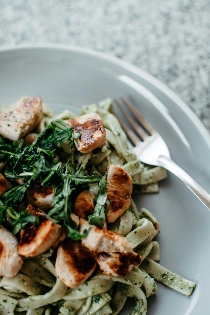 עוף במרינדת פסטו ואגסים