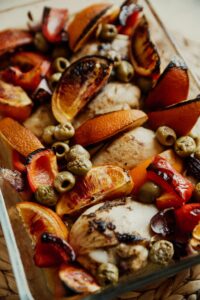 עוף בסגנון ים תיכוני עם עשבי תיבול וזיתים