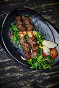 קבב בקר עם טחינת לימון ופטרוזיליה