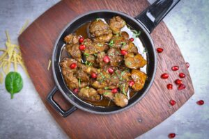 תבשיל בשר בקר עם רוטב רימונים ועשבי תיבול