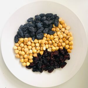 תבשיל בקר עם חומוס וצימוקים